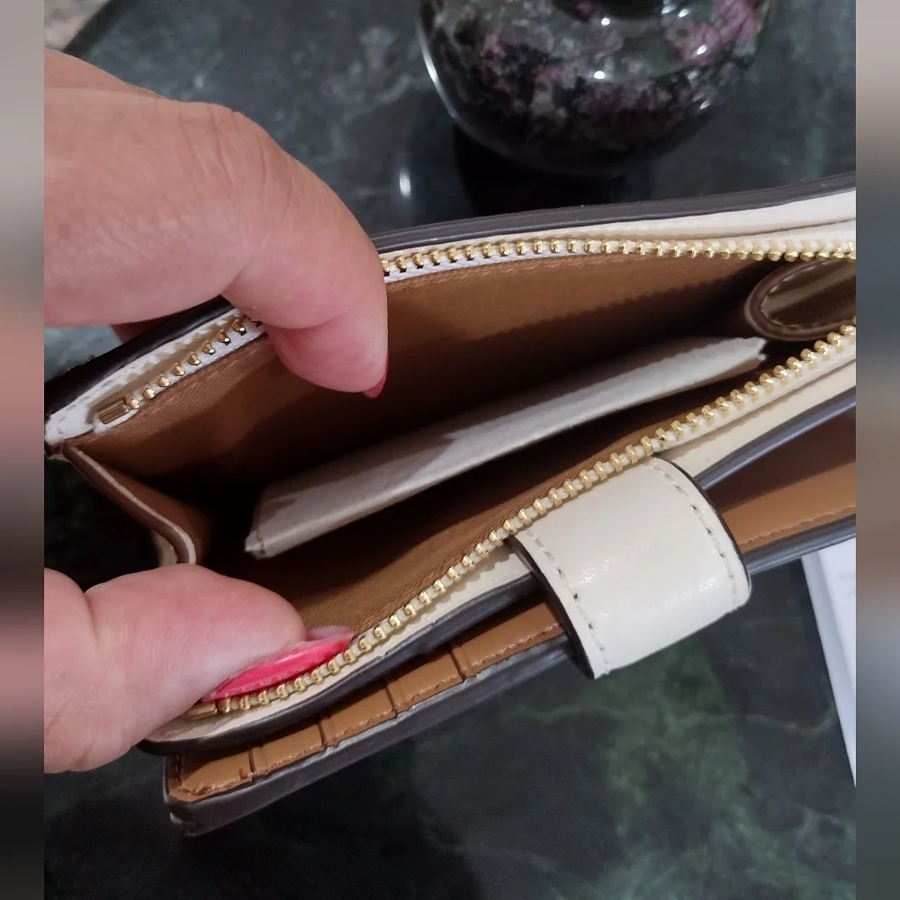 NWOT Coach Signature Medium Corner Zip Wallet